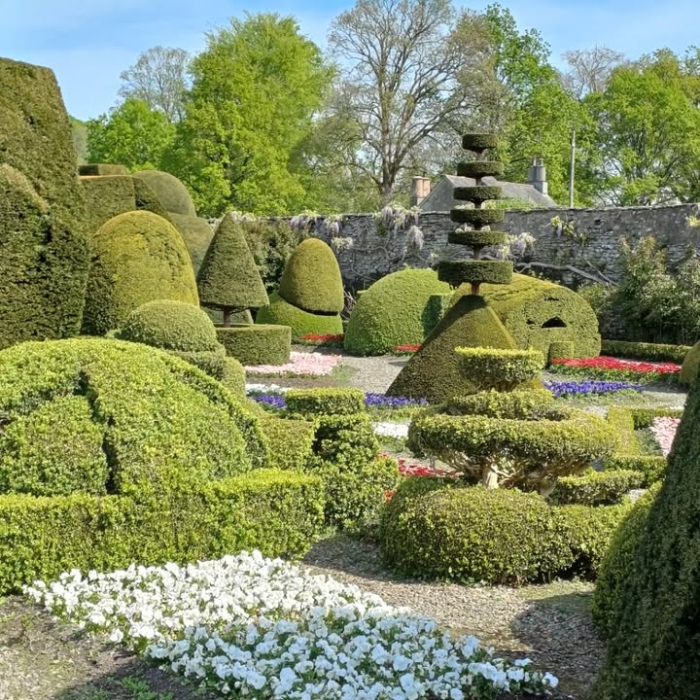 Just the perfect place to visit on a sunny day! Levens Hall is only a 45 minutes drive from Dufton and Topiary Heaven. Just stunning and so peaceful to sit and admire the gardens.

#luxuryselfcatering #visitlakedistrict #visitcumbria #statelyhome